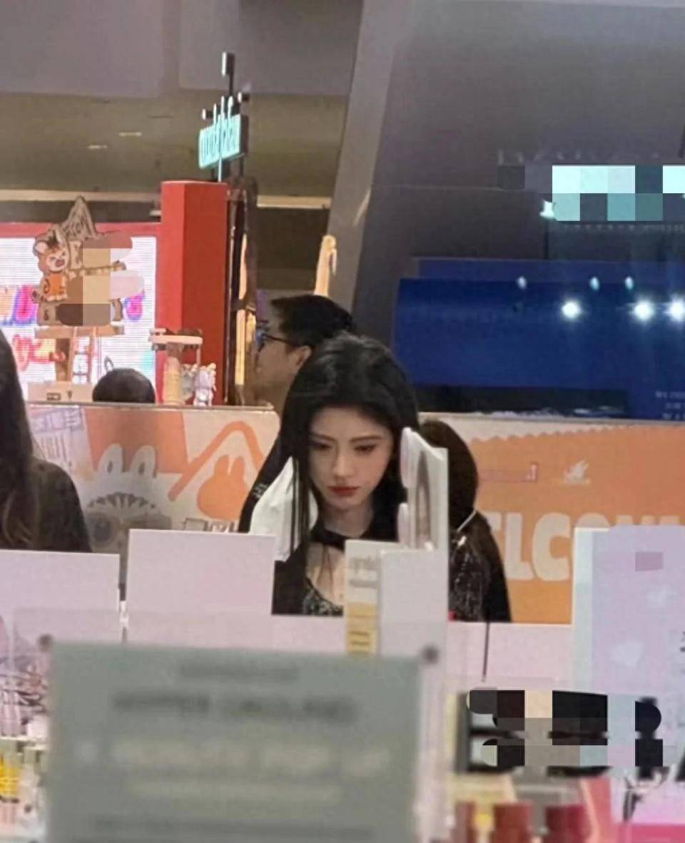 被网友偶遇身材娇小五官立体打扮时尚洋气CQ9电子最新网站鞠婧炜曼谷超市购物(图2)