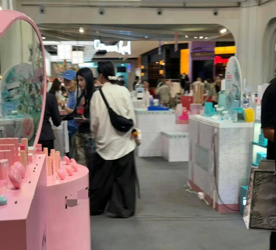 被网友偶遇身材娇小五官立体打扮时尚洋气CQ9电子最新网站鞠婧