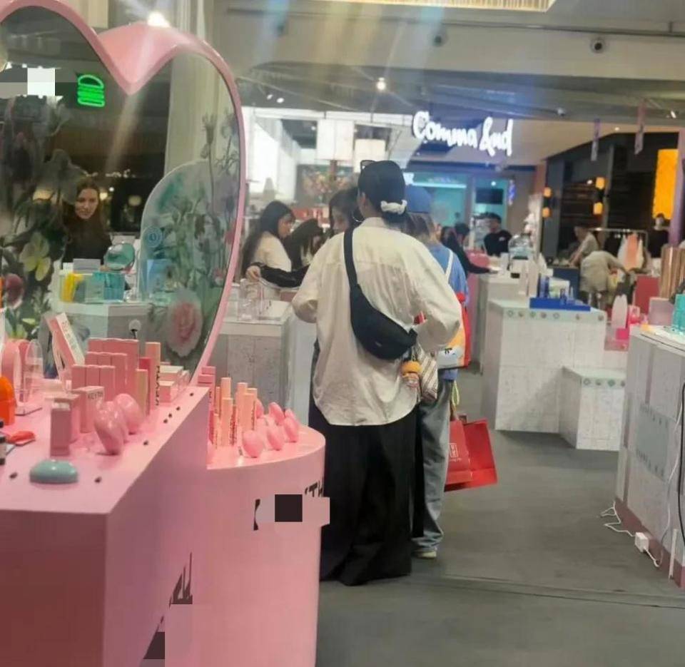 被网友偶遇身材娇小五官立体打扮时尚洋气CQ9电子最新网站鞠婧炜曼谷超市购物(图3)