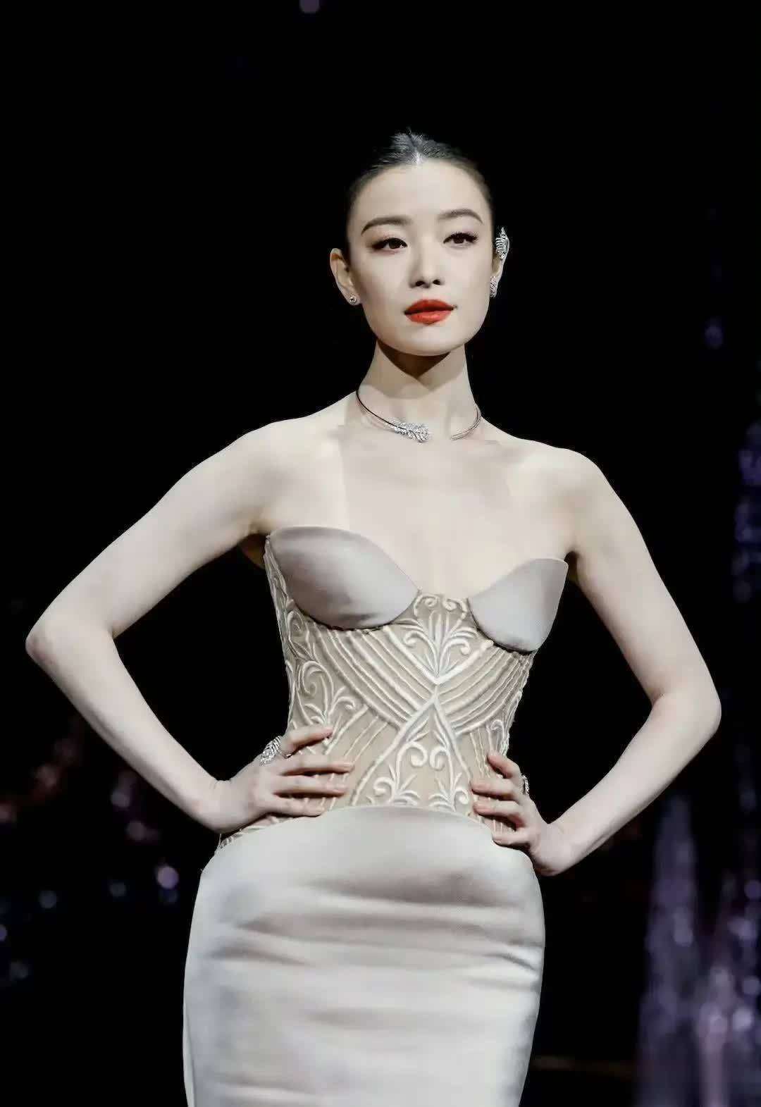 红毯冷玉肌肤明艳气场引全网热议CQ9传奇电子倪妮亮相微博之夜