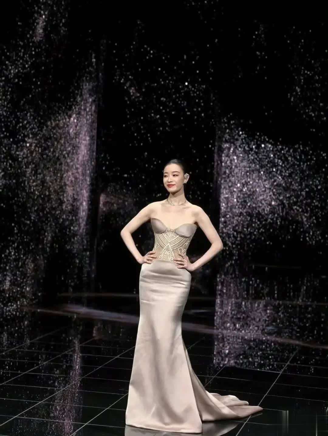 红毯冷玉肌肤明艳气场引全网热议CQ9传奇电子倪妮亮相微博之夜(图3)