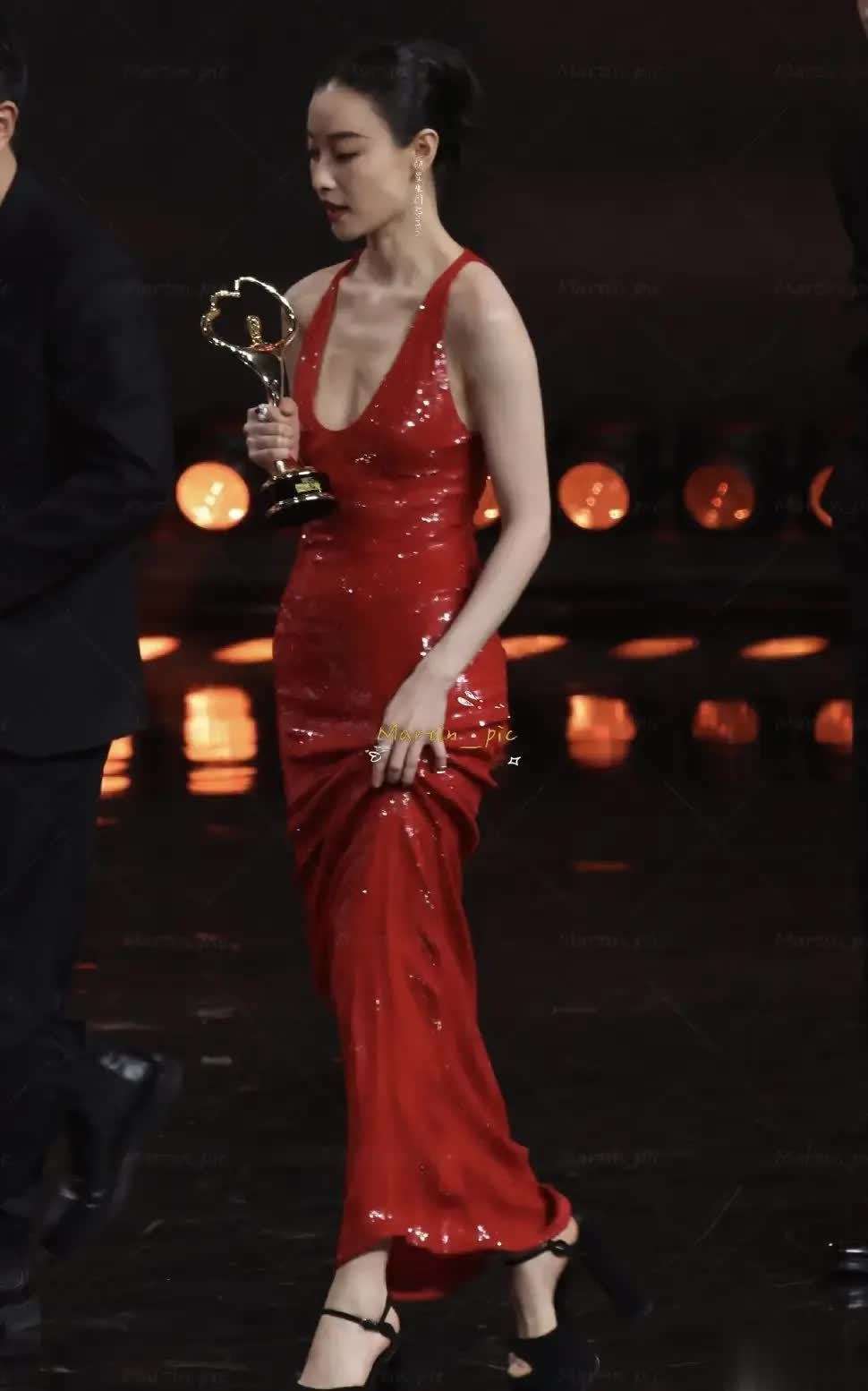 红毯冷玉肌肤明艳气场引全网热议CQ9传奇电子倪妮亮相微博之夜(图4)